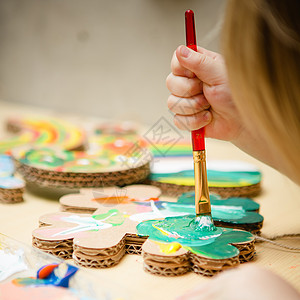 用彩色涂料给小女婴绘画刷子幸福童年手指乐趣艺术学习女孩画家幼儿园图片