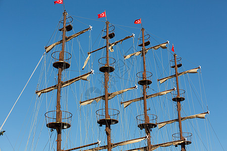 蓝天背景下大型帆船的马斯和帆帆电缆合页冒险运输绳索太阳海洋娱乐水手桅杆图片