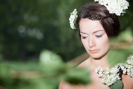 有花的女孩黑发化妆品森林花朵美丽皮肤图片