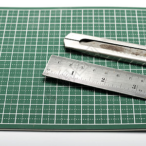 切开垫子的尺尺和切割器绿色坡度咖啡橡皮网格笔记本办公室几何学刀具数字图片