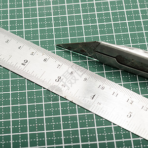 切开垫子的尺尺和切割器测量网格橡皮床单咖啡绿色仪器坡度刀具塑料图片