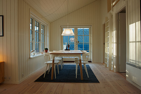 现代餐厅丹麦斯堪的纳维亚内部设计风格饭厅座位房间财产奢华窗户椅子木头装饰图片
