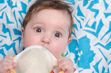 6个月的女孩喝瓶酒牛奶配方奶粉图片