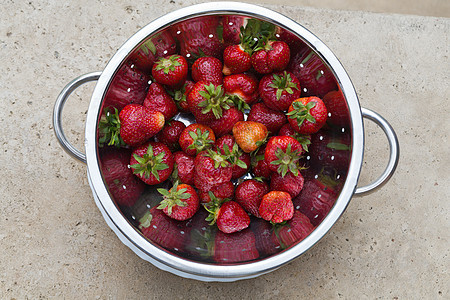 新鲜的成熟草莓活力养分叶子花园浆果宏观甜点红色果味食物图片