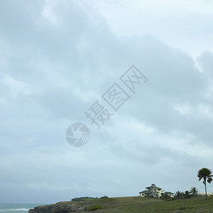 在海边的维拉温泉波浪天空地平线侵蚀蓝色栅栏酒店海洋房子图片