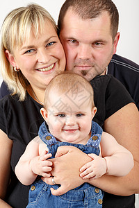 爱母亲和父亲 拥抱她的女婴图片