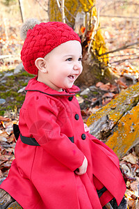 红色女孩森林童年首饰婴儿植物裙子木头微笑阳光晴天图片