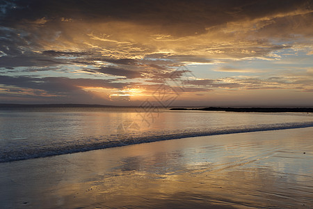 日落颜色和宁静的水域 菜菜树海滩图片