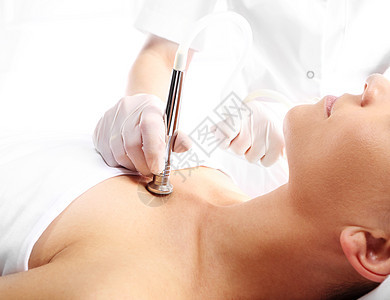 在美容院进行微红外膜治疗时 放松的妇女成人皮肤科前额瘢痕表皮皮肤医师青年皱纹整容图片