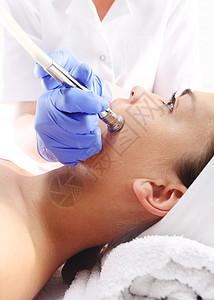 在美容院进行微红外膜治疗时 放松的妇女手术皮革化妆品皮肤皮肤科青年皱纹医师女性药品图片