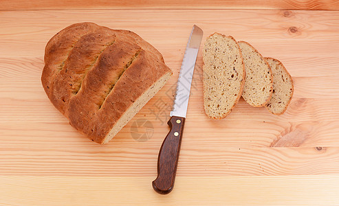 新鲜面包面包 配有刀和三片图片