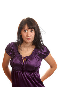 穿裙子的黑发成人女士女孩微笑紫色时尚头发背景图片