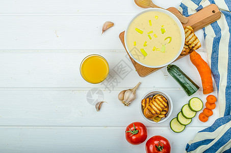 奶油蔬菜汤用餐木头勺子盘子桌子食物南瓜面包美食饮食图片