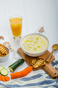 奶油蔬菜汤南瓜食物桌子饮食盘子美食午餐面包木板草本植物图片