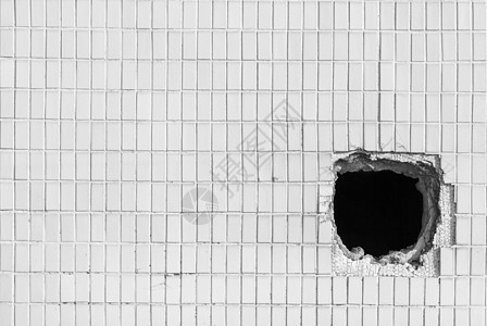 旧白墙上的洞洞圆形白色天花板黑色工作路亭石膏板填料窗饰整机图片