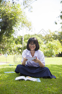 女孩在做功课和读书图片