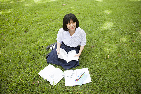 女学生在读书做功课图片