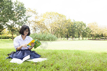 女学生在看书图片