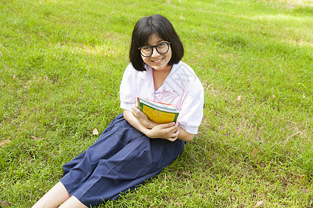 女学生拿着书 笑着笑图片