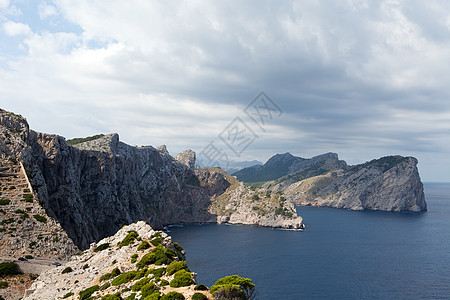 西班牙巴利阿里克岛马贾卡的福特曼托尔太阳蓝色高度悬崖海岸线导师侵蚀岩石天空海洋图片