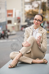 持有咖啡的年轻女商务人士将咖啡拿走套装男性都市快乐人士风光杯子职业头发热饮图片