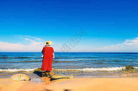 穿红裙子的妇女热带全景美丽女士海景温泉旅行海洋闲暇晴天图片