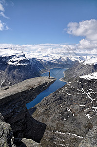 挪威 Trolltunga山探险者巨魔边缘峡湾岩石男性冒险旅行男人远足者冒险家图片