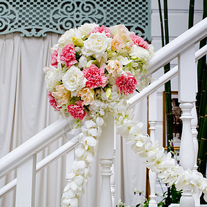 楼梯上美丽的婚礼花朵装饰奢华派对宴会风格花束服务白色餐饮玫瑰桌子图片