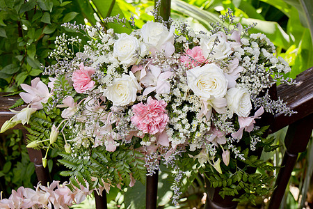 鲜花花束安排在婚礼仪式上装饰花店问候语收藏周年花园格柏叶子风格植物水壶图片