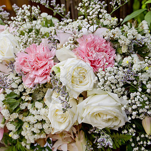 鲜花花束安排在婚礼仪式上装饰花店礼物问候语假期花瓣水壶郁金香花园叶子玫瑰图片