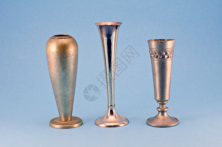 三个蓝色背景的古董金银高柱杯图片