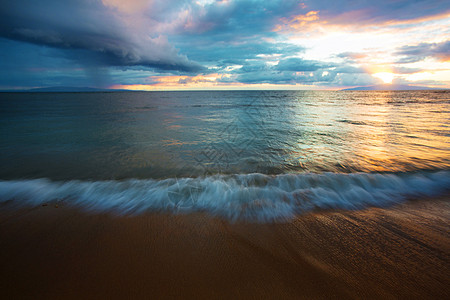 日落时水中海滩水运动高清图片