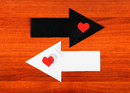 心脏形状和箭头木板红色家庭夫妻桌子光标团体黑色差距白色图片