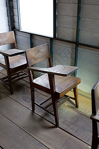 使用木制折叠平板板/书桌制成的旧椅子图片