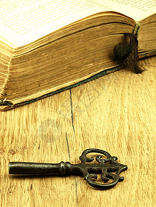 钥匙和旧的 开着的书 有受损的封面智慧学校学习秘密安全文学图书馆木头古董历史图片