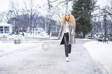 冬天在公园的金发女孩图片