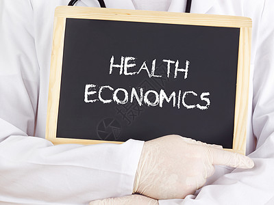 医生在黑板上显示信息 健康经济学图片