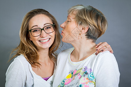 爱祖母和外孙女同伴外貌金发青少年退休眼镜女性自信感情微笑图片