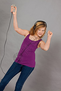 快乐跳舞的少女女孩 听音乐幸福乐队唱歌电话音乐播放器细胞快乐青年闲暇技术图片
