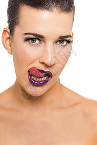 有紫色嘴唇和指甲的有美貌 有魅力的女人美容师思维治疗女性化妆品外貌黑发身体口红指甲油图片