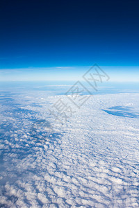 云层上空的蓝色天空自由天线天堂飞机坡度旅行天际气氛白色图片