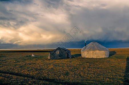 吉尔吉斯斯坦的Yurts丘陵风景游牧民族山脉部落草原住宅绿色风暴图片