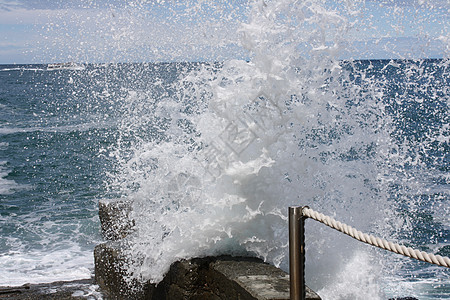 海波海浪泡沫梯田水磨石海岸线图片