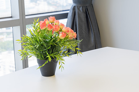 放在办公桌上的塑料花包花白色绿色酒店窗户房间压力房子植物大堂花朵图片
