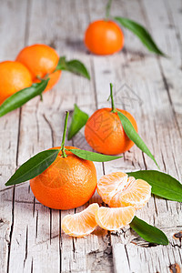 有叶子的新鲜柑橘饮食木头桌子甜点营养水果乡村热带橙子季节性图片