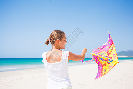 带着风筝的女孩孩子日落泳装娱乐青少年小学生海滩天空阳光支撑图片
