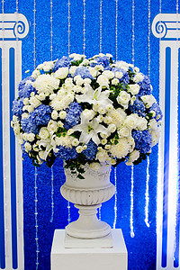陶瓷锅中的蓝白花和绿花图片