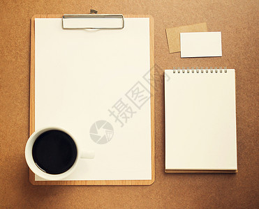 剪贴板和带咖啡的笔记本上的空白白皮书图片