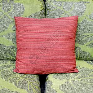 带有绿色沙发和红色的现代客厅的对比颜色图片