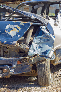 在交通事故中损坏的汽车 车祸残骸保险 c汽车保险司机凹痕弯曲大灯引擎碎片损害责任气囊图片